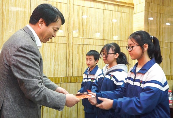 中國華融黨委副書記、監(jiān)事長胡建忠一行赴四川宣漢縣調(diào)研督導(dǎo)扶貧工作