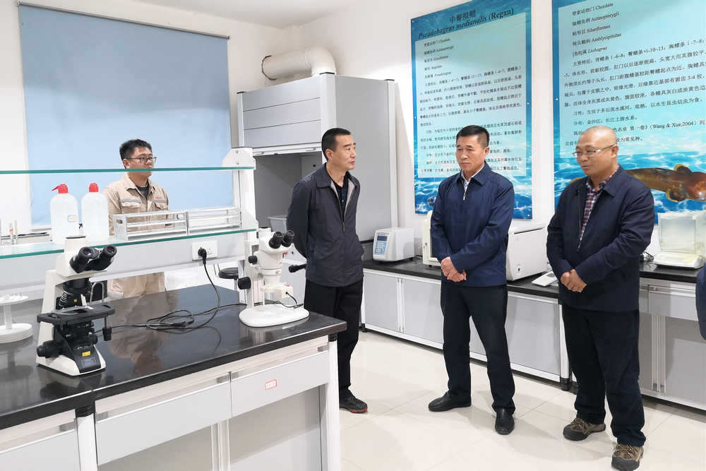 1616744736795227.jpg 羅世雄(右二)現(xiàn)場調(diào)研魚類增殖站.jpg