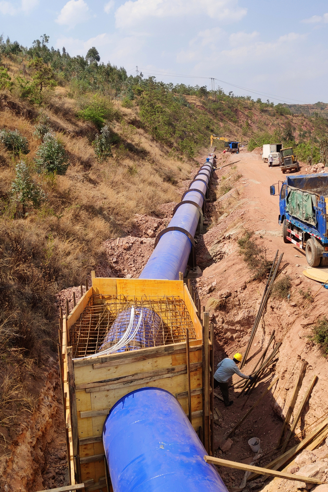 1621426124195278.jpg 1#輸水管線明管段施工現(xiàn)場(chǎng).jpg