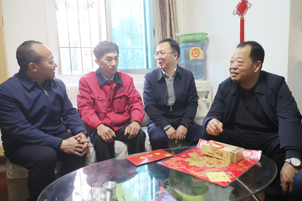 1642427561138037.jpg 劉金榮慰問安三司困難職工李忠林1.JPG