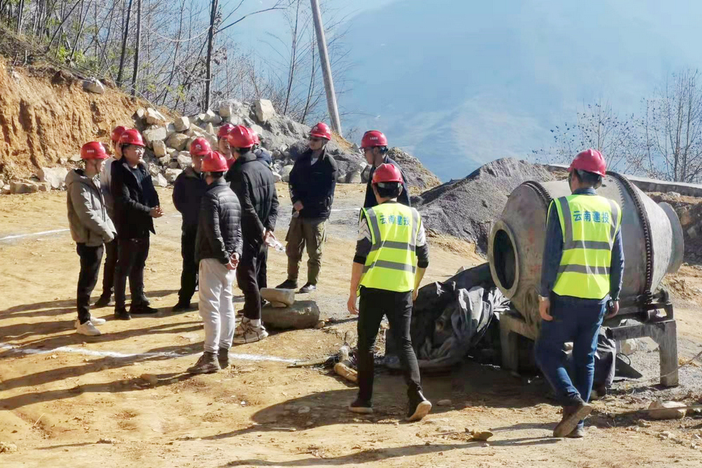 1647347190611954.jpg 驅(qū)車一路顛簸至昭通大關(guān)縣悅樂鎮(zhèn)塘房村黃泥坳水廠項(xiàng)目現(xiàn)場(chǎng)調(diào)研.jpg