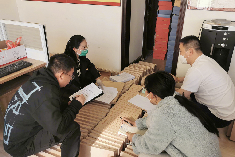 1649293972776680.jpg 水投公司檔案檢查組與檔案服務(wù)外包機(jī)構(gòu)進(jìn)行交流溝通.jpg